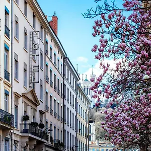 *** Hotel Des Artistes France